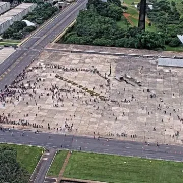 Folha do seu Paulo - Ato de Lula "Flopa" e Escancara Isolamento: Uma Análise Sem Filtro
