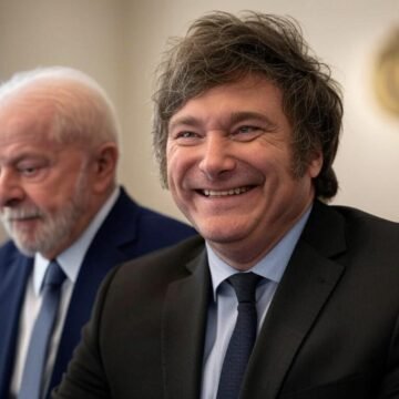 Encontro entre os presidentes Lula e Milei durante reunião do Mercosul, destacando o contraste ideológico e político entre os dois líderes.