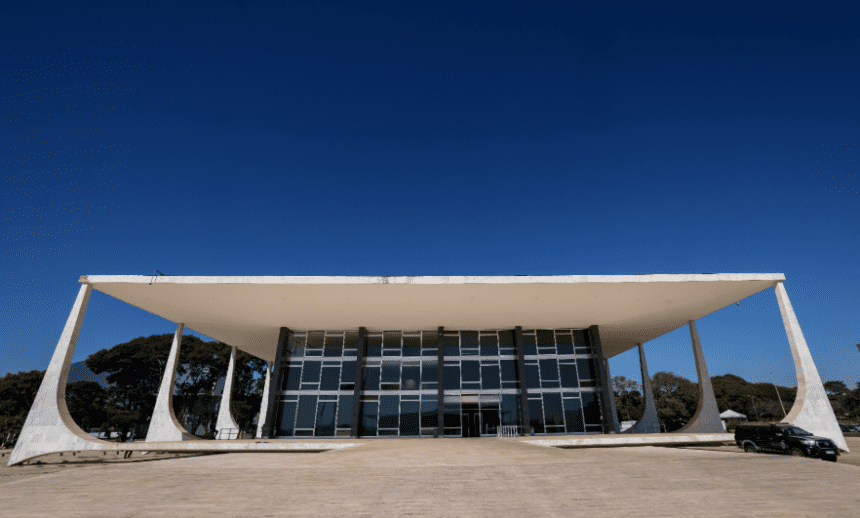 Folha do seu Paulo - Transparência Internacional Acende Alerta sobre Atuação do STF em Casos do 8 de Janeiro e Corrupção