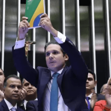 Hugo Motta Assume Presidência da Câmara com Discurso Firme em Defesa da Constituição e da Harmonia entre os Poderes