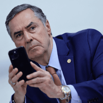 Após comprar gravatas, STF desembolsa R$ 7 mil em lenços com 'toque de seda'