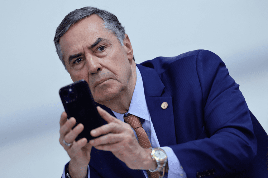 Após comprar gravatas, STF desembolsa R$ 7 mil em lenços com 'toque de seda'